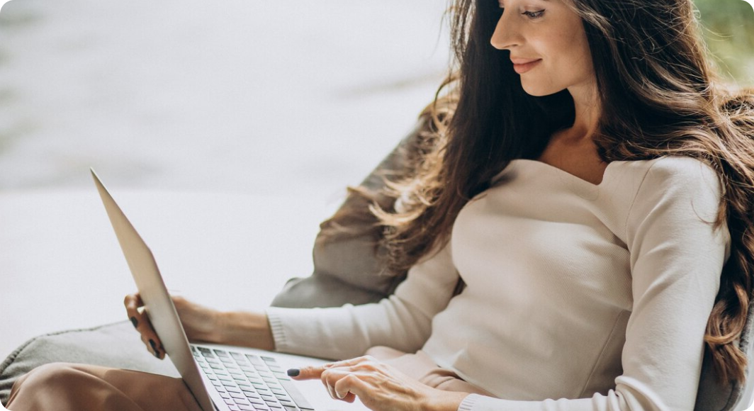 girl_use_laptop